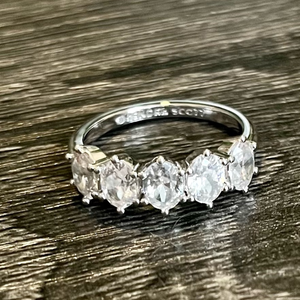 KENDRA SCOTT.                     Cailin Crystal Silver Band Ring